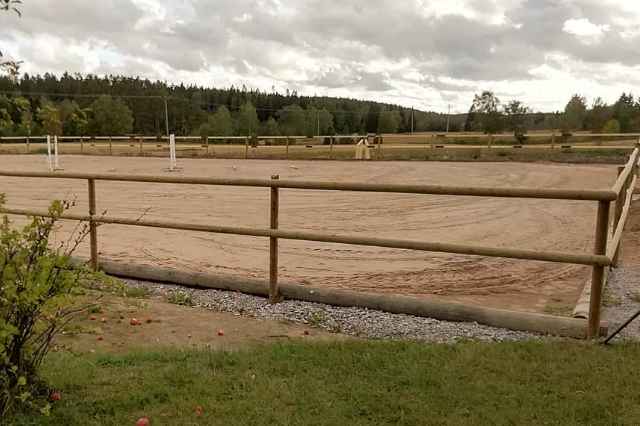 Ratsastuskentän aidat ja hiekkalaatikko